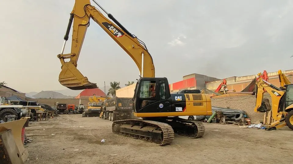 Excavadora sobre orugas CATERPILLAR 330D (2014)