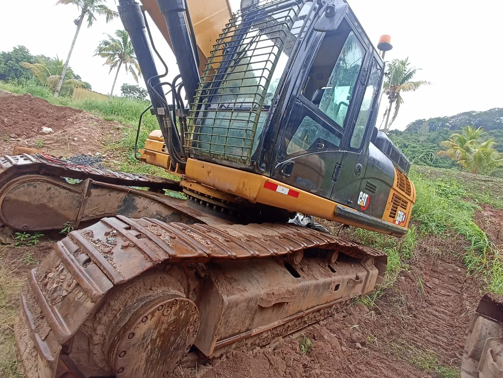 Excavadora sobre orugas CATERPILLAR 330 DL (2012)