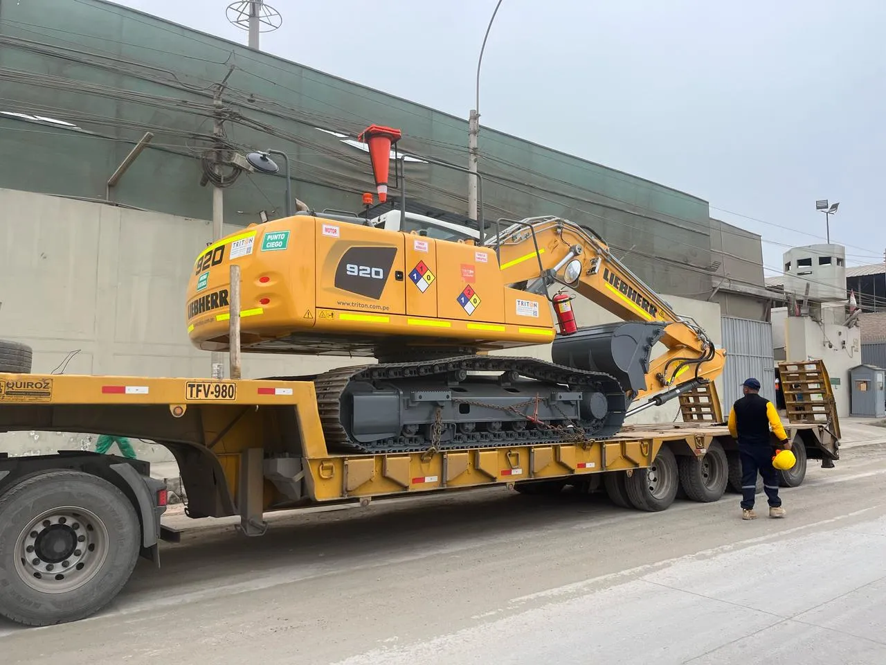Excavadora sobre orugas LIEBHERR R922 (2022)