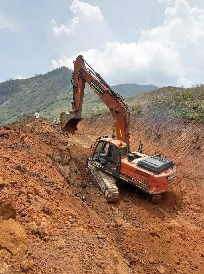 Excavadora sobre orugas DOOSAN DX300LCA (2012)
