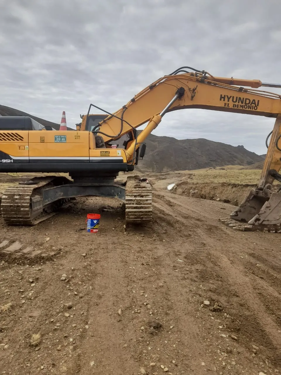 Excavadora sobre orugas HYUNDAI ROBEX 380 LC-9SH  (2013)