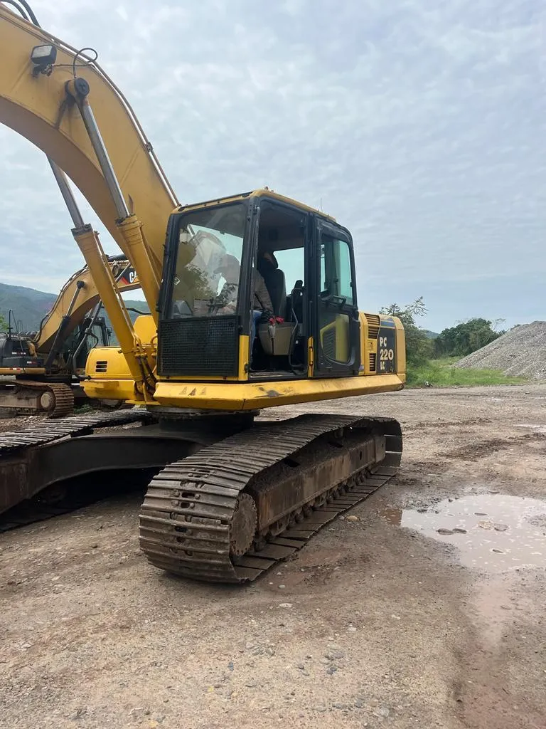 Excavadora sobre orugas KOMATSU PC220 (2013)
