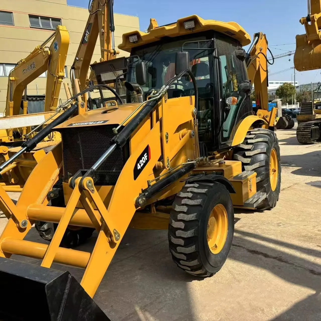 Retroexcavadora CATERPILLAR 420 (2025)