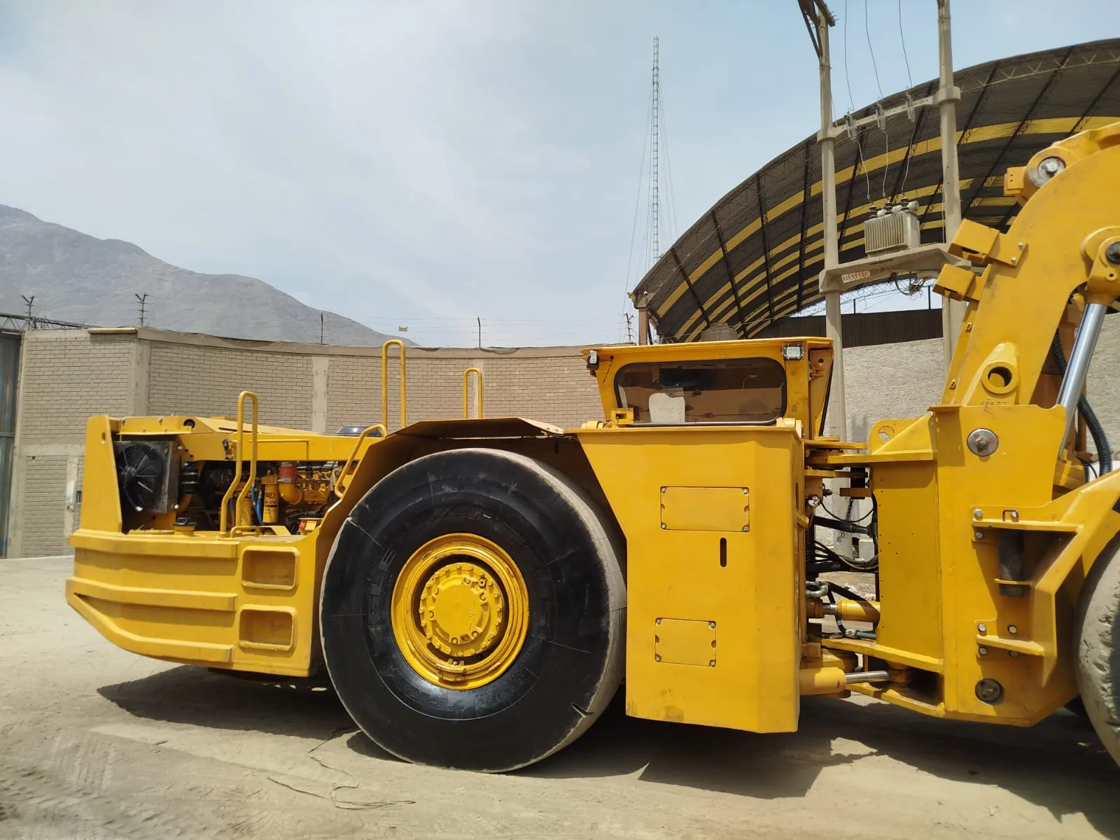 Cargador de bajo perfil CATERPILLAR R1600G (2017)