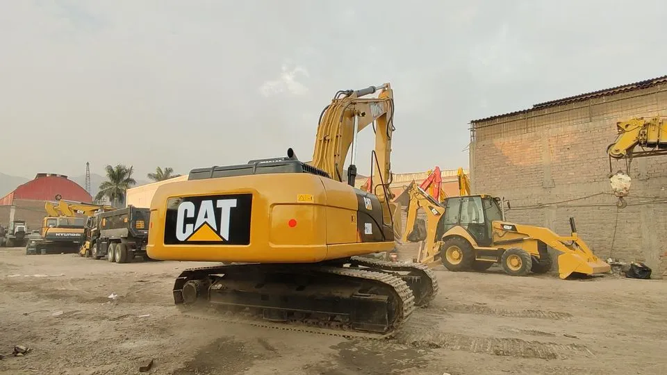 Excavadora CATERPILLAR 330D (2014) - Foto # 2
