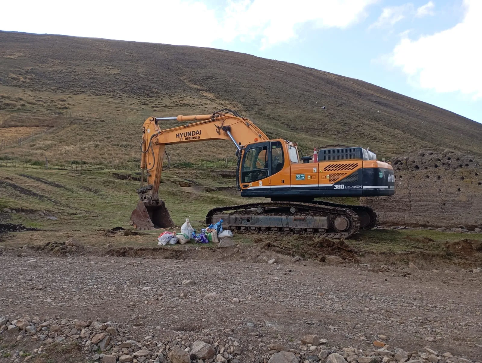 Excavadora HYUNDAI ROBEX 380 LC-9SH  (2013) - Foto # 9