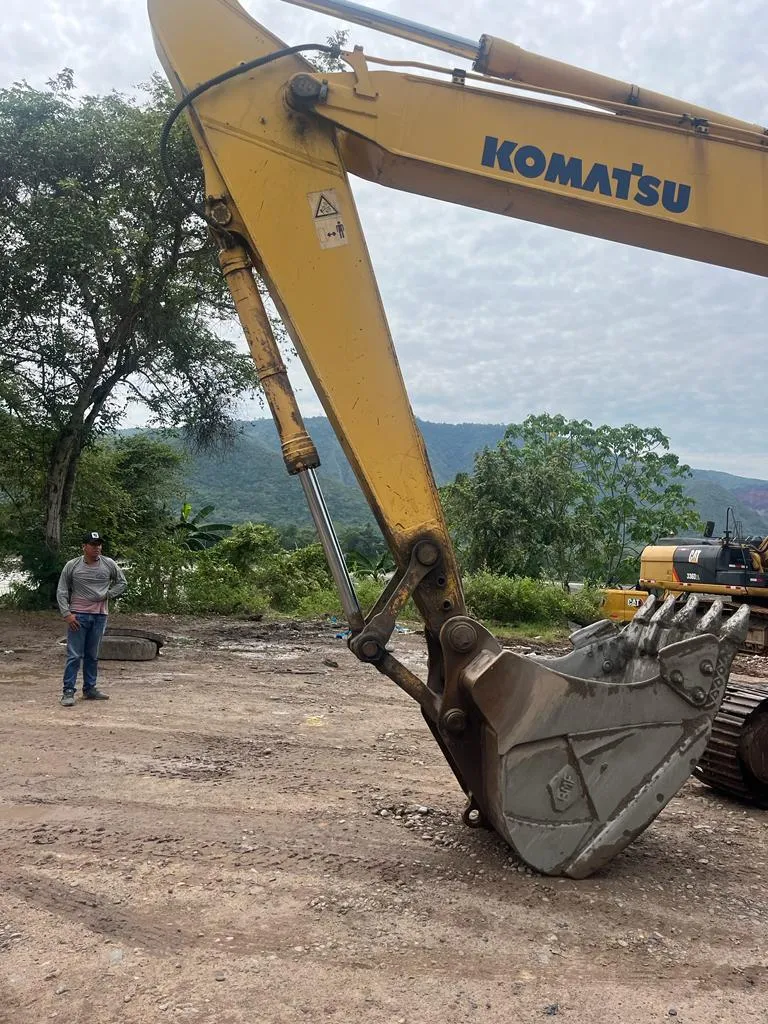 Excavadora KOMATSU PC220 (2013) - Foto # 3