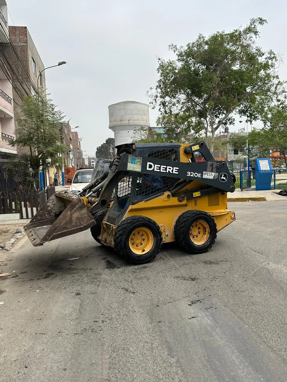 Minicargador JOHN DEERE 320E (2017) - Foto # 2
