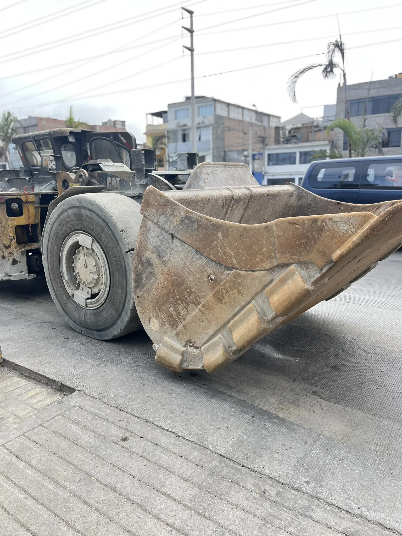 Cargador de bajo perfil CATERPILLAR R1300G (2013)