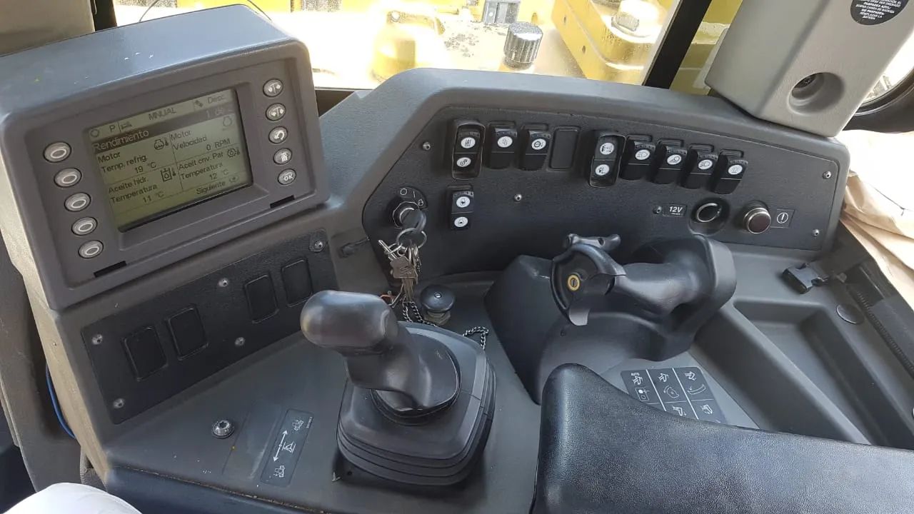 Tractor de oruga CATERPILLAR D8T (2016) - Foto # 4