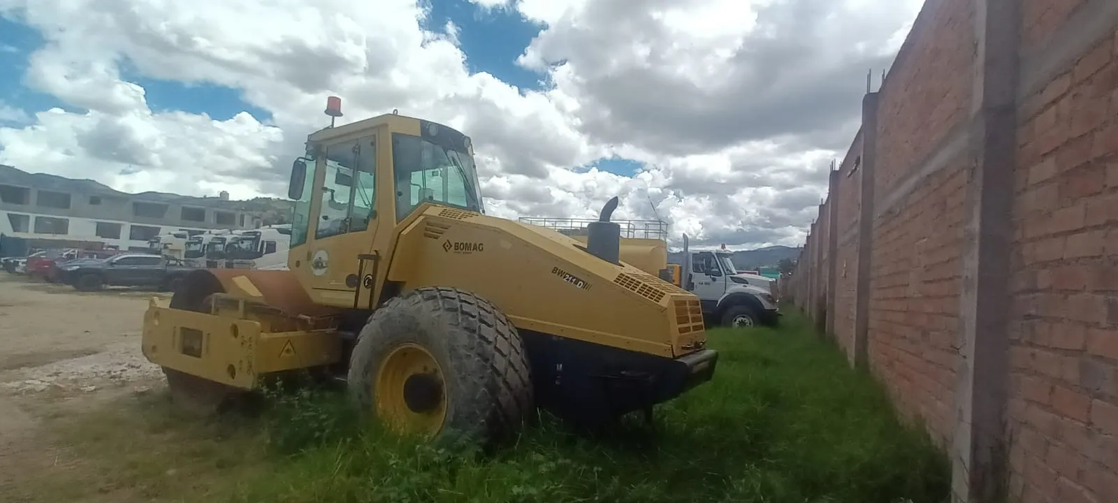 Rodillo BOMAG WB211-D40 (2014)