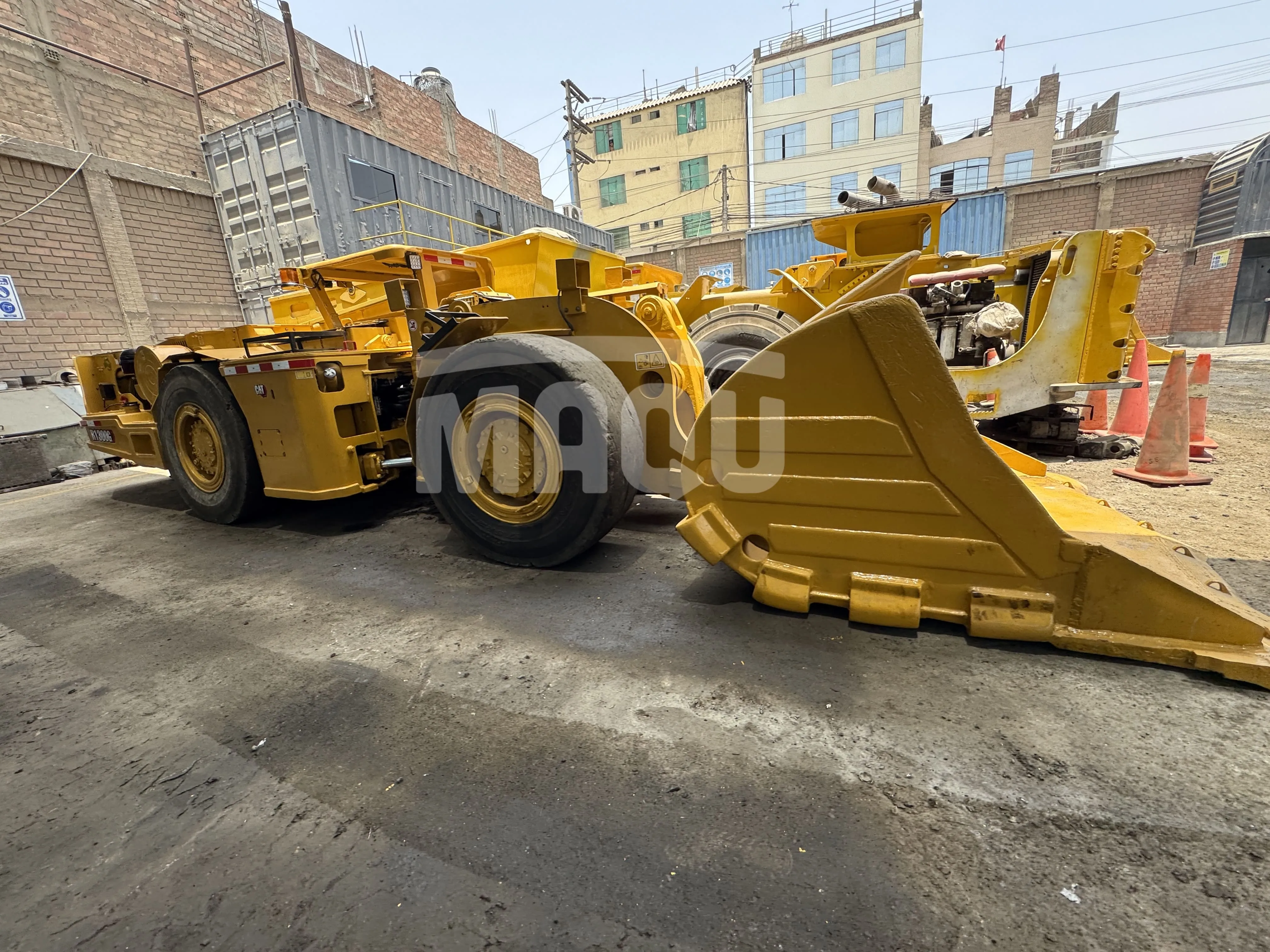 Cargador de bajo perfil CATERPILLAR R1300G (2011)