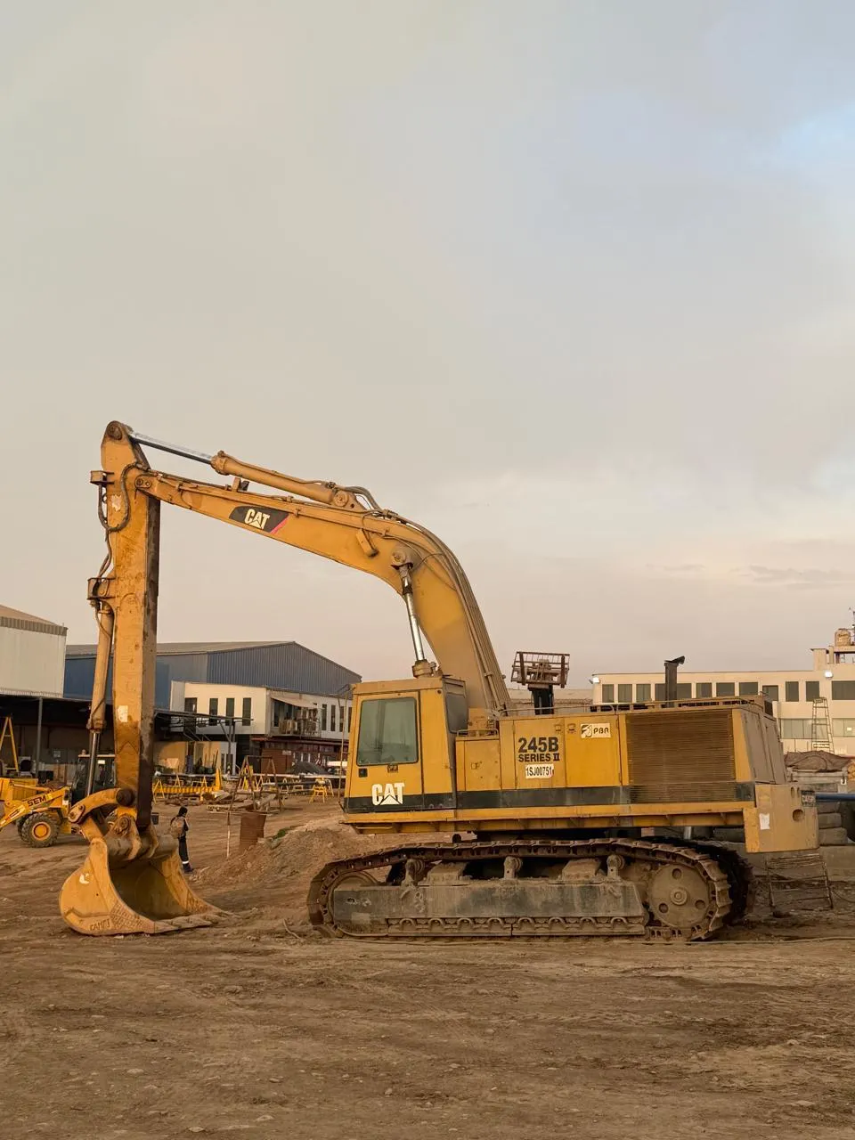 Excavadora CATERPILLAR 245 B SERIES II (1992) - Foto # 2