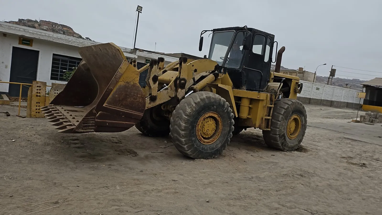 Cargador frontal CATERPILLAR 966 C (1993)