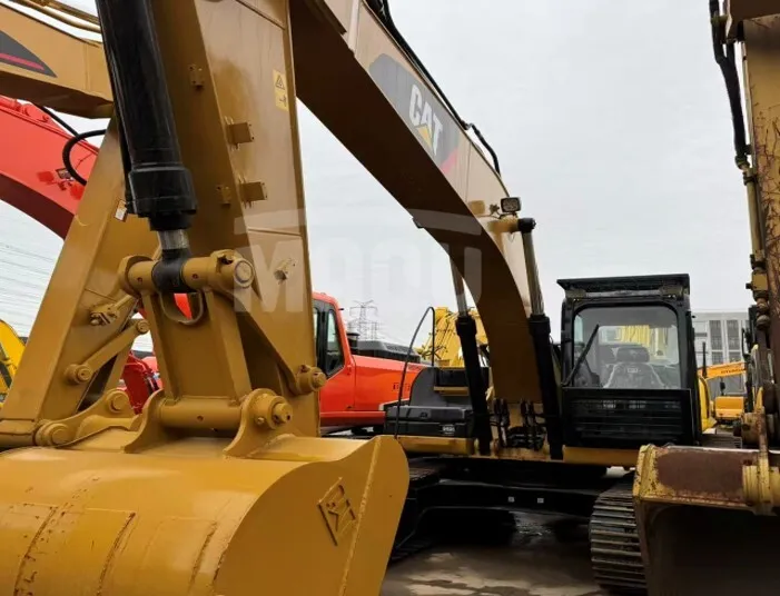 Excavadora sobre orugas CATERPILLAR 320D2 (2023)