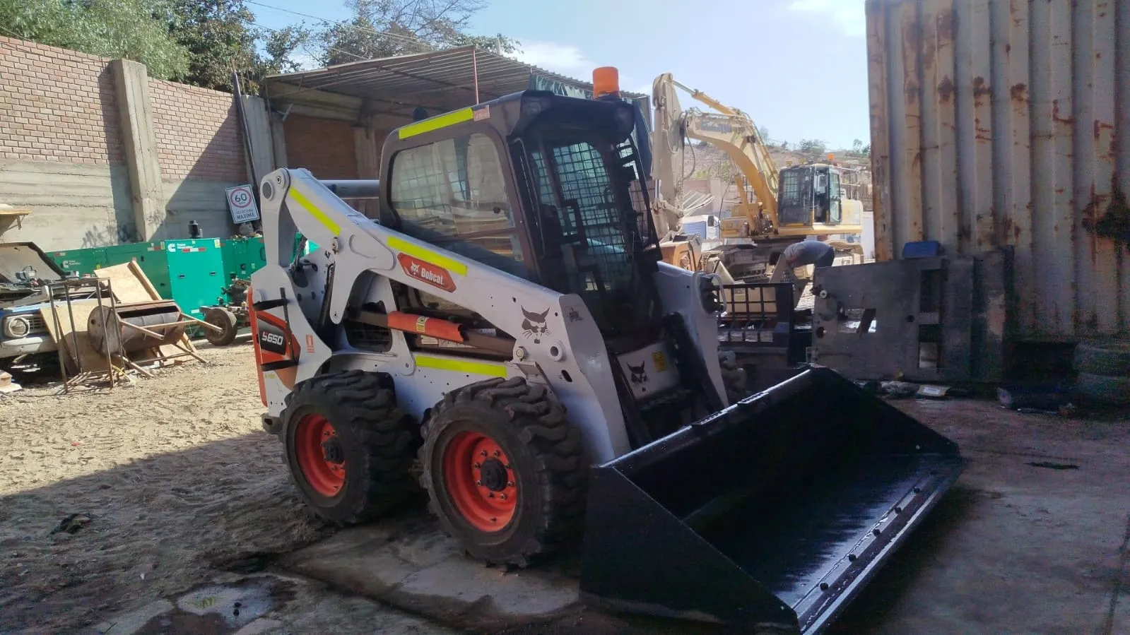 Minicargador BOBCAT S650 (2023) - Foto # 2