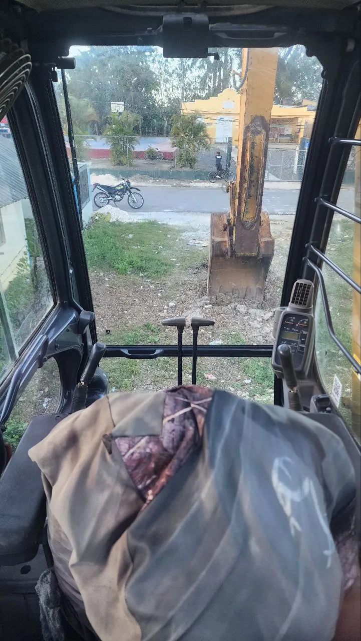 Excavadora JOHN DEERE 270C LC (2006) - Foto # 2