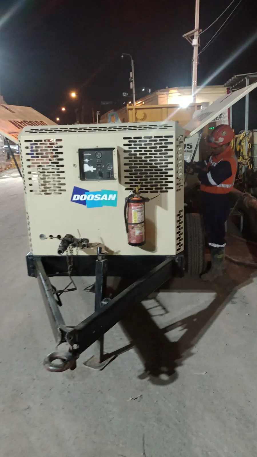 Compresora de aire DOOSAN HP 375WCU (2012) - Foto # 2