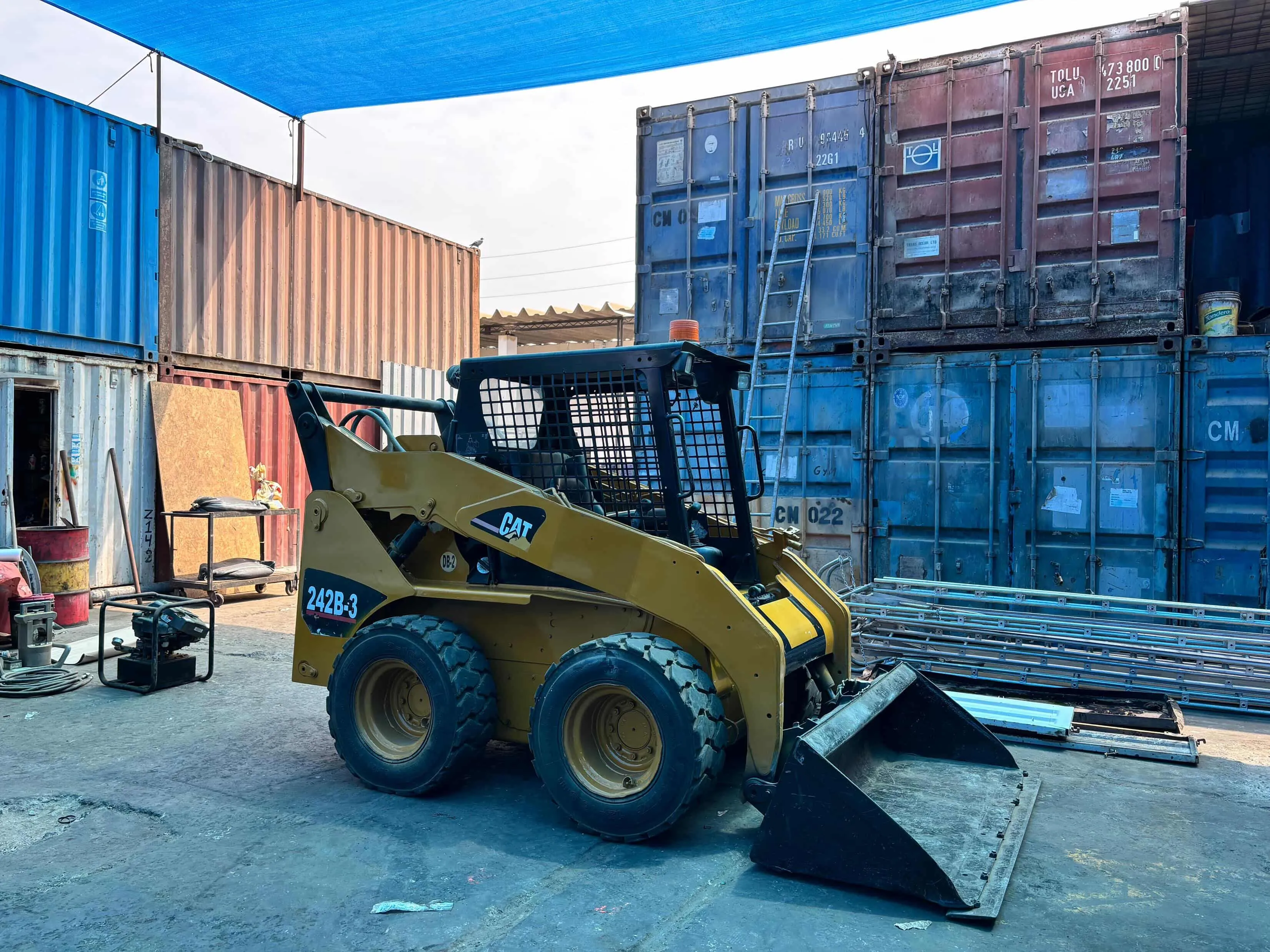 Minicargador CATERPILLAR 242B (2011)