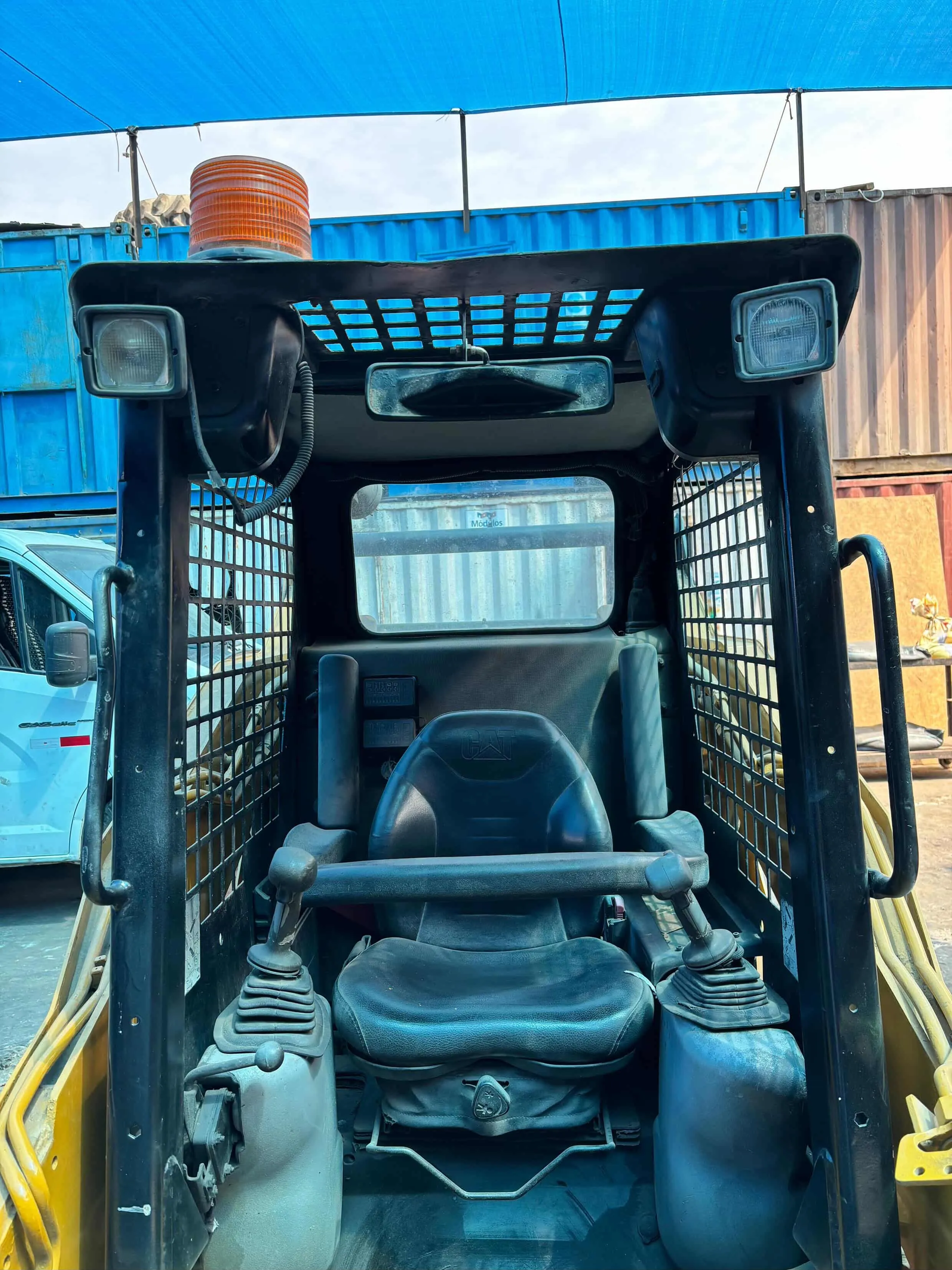 Minicargador CATERPILLAR 242B (2011) - Foto # 2