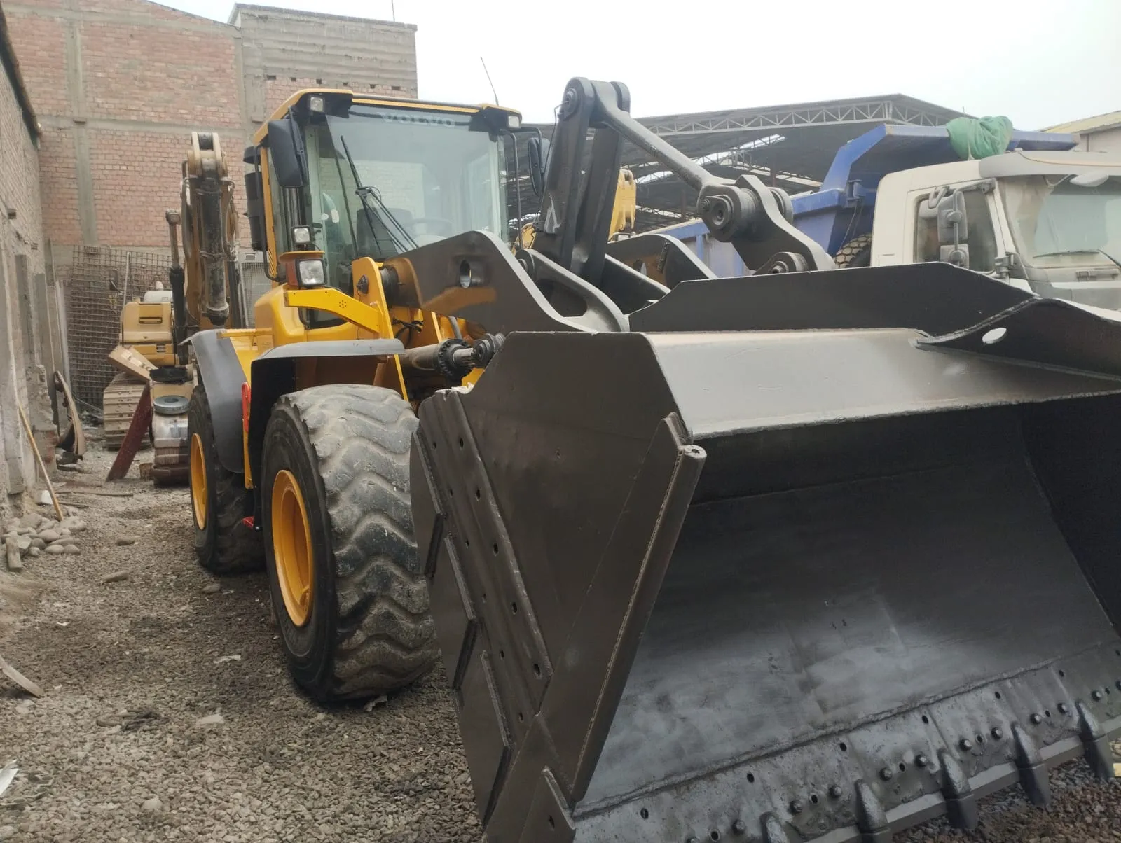 Cargador frontal VOLVO L120F (2011)