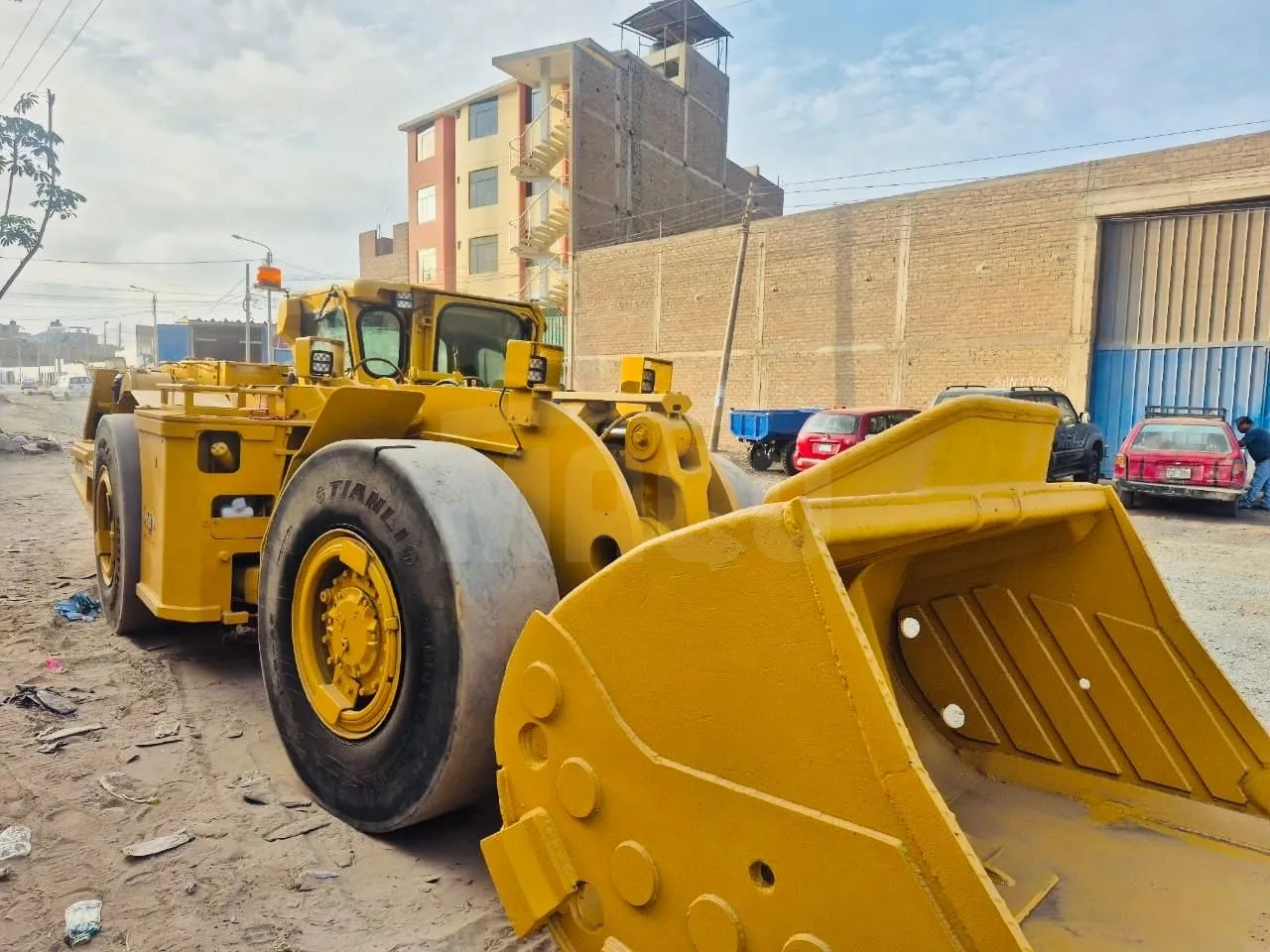 Cargador de bajo perfil CATERPILLAR R1300G (2018)