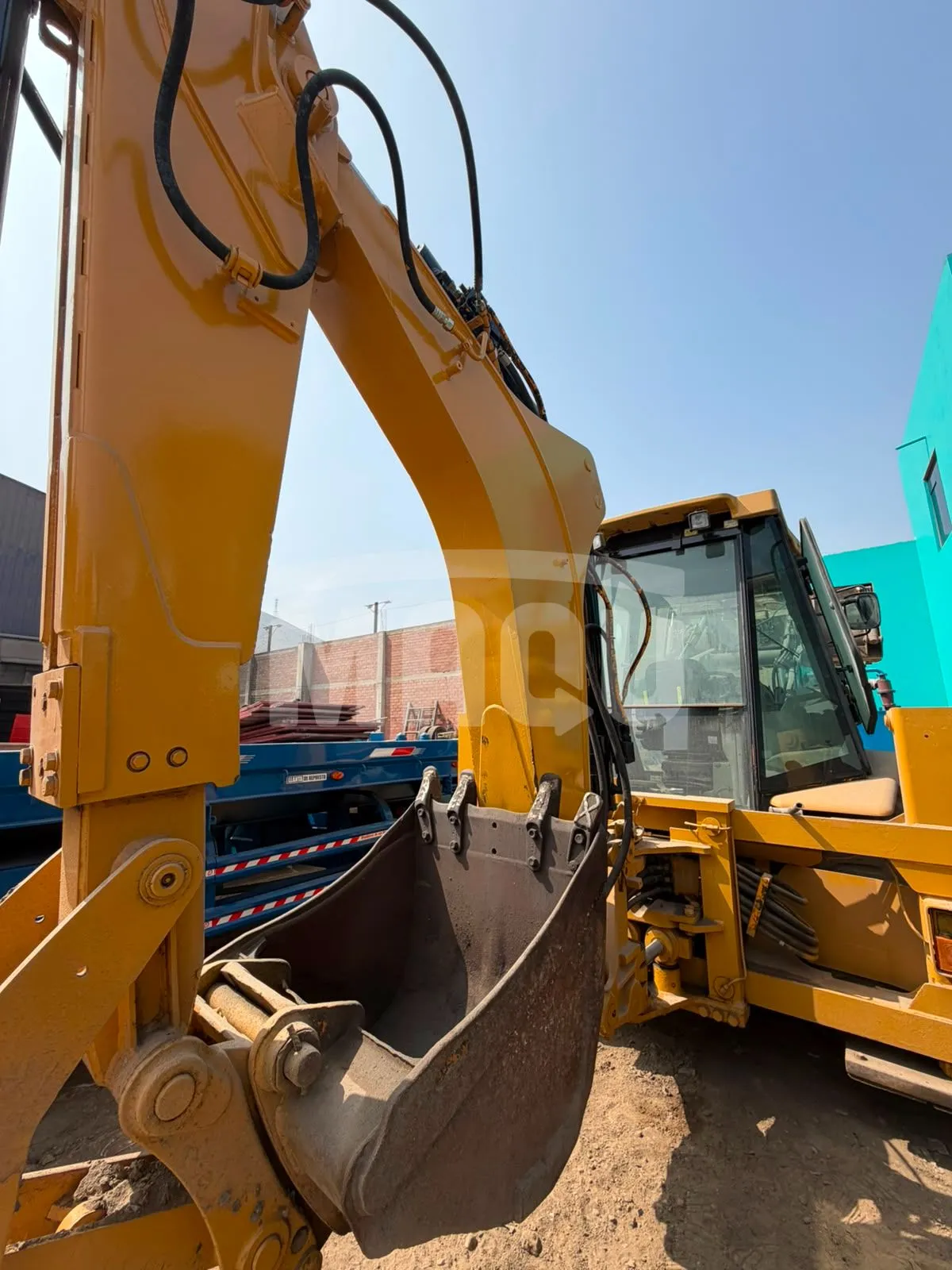 Retroexcavadora CATERPILLAR 432D (2005)