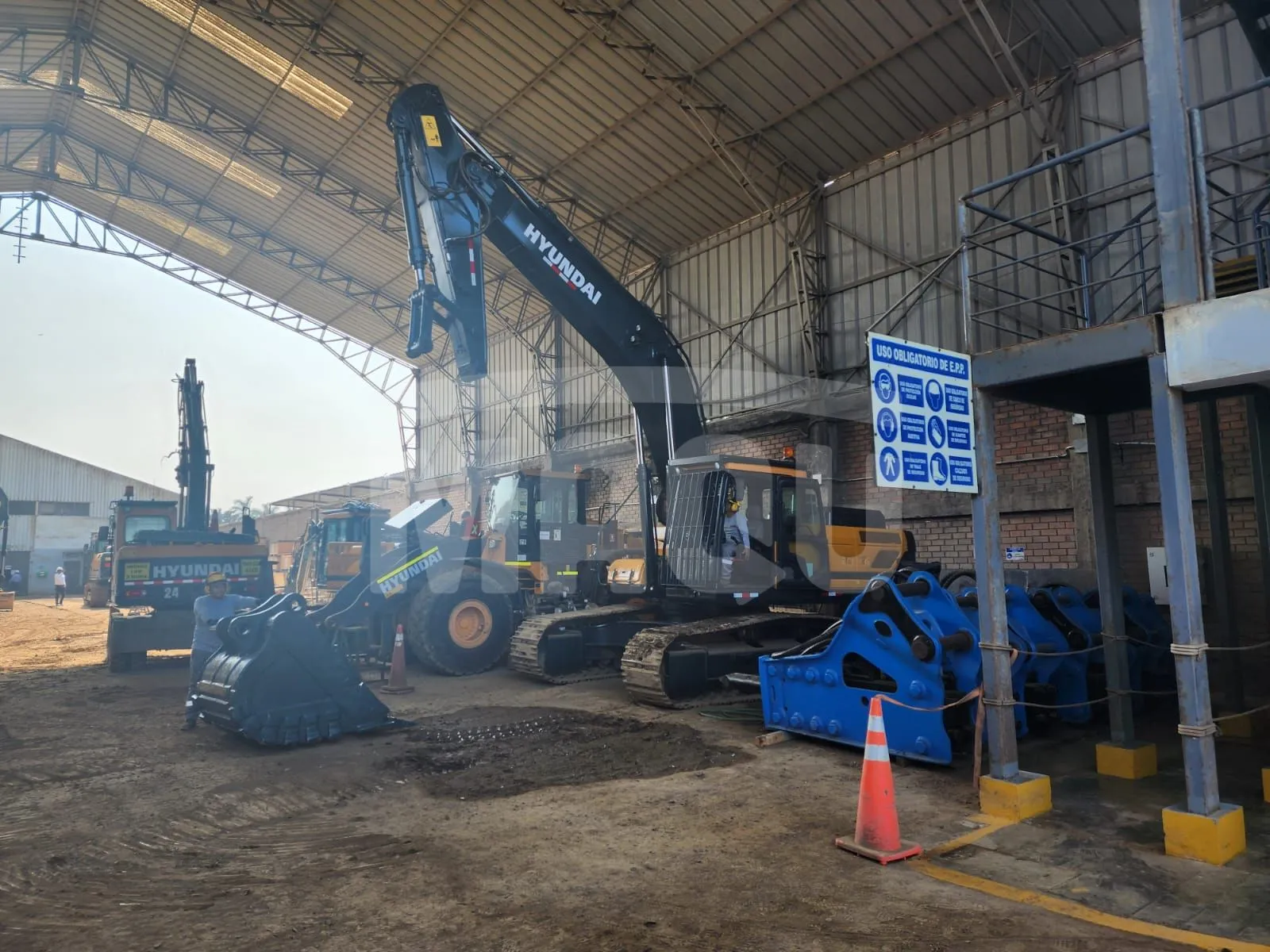 Excavadora sobre orugas HYUNDAI HX340SL (2022)