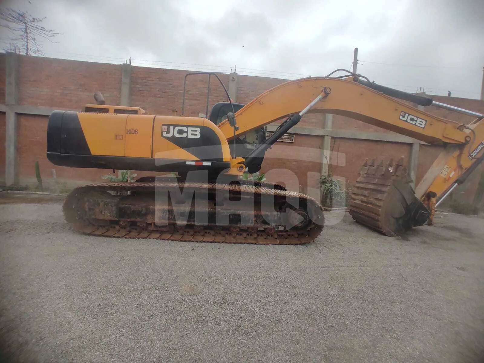 Excavadora sobre orugas JCB JS330LC (2010)