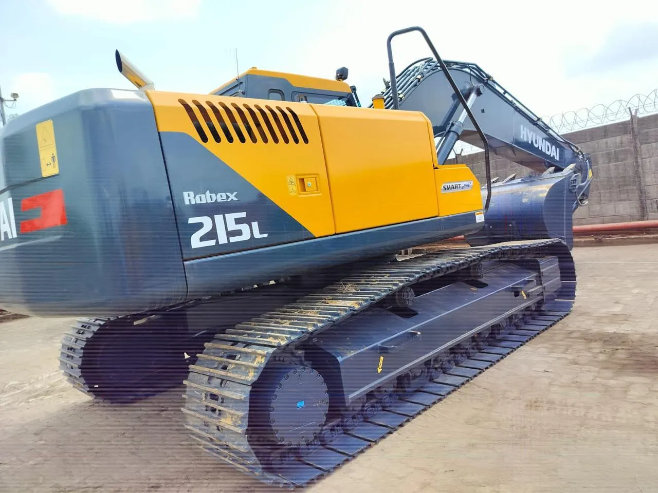 Excavadora sobre orugas HYUNDAI R215L (2026)