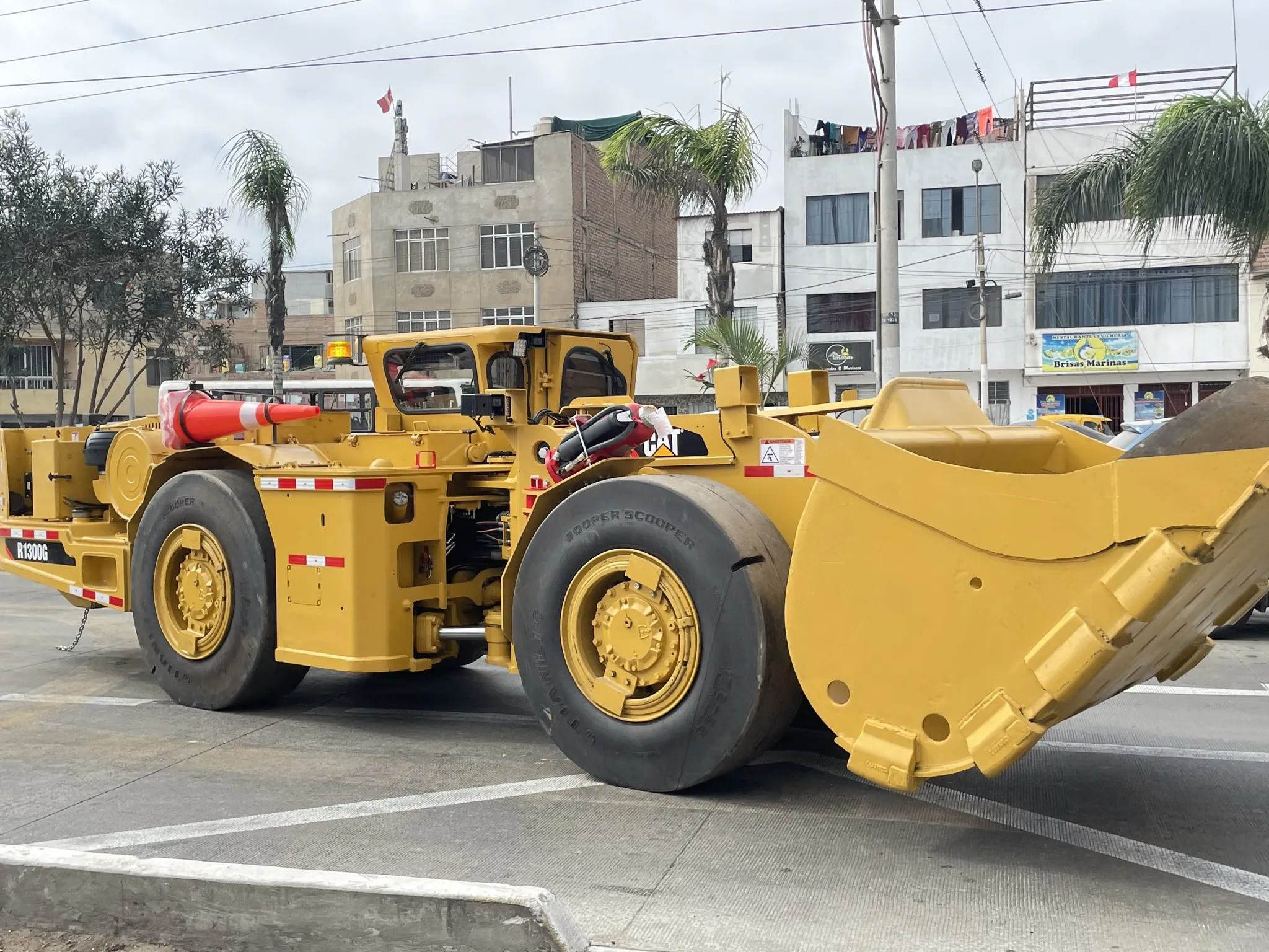Cargador de bajo perfil CATERPILLAR R1300G (2016)